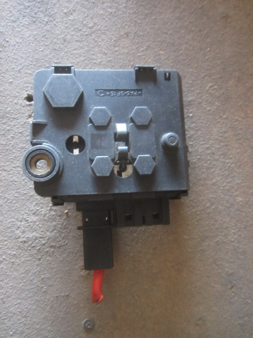 Mercedes Benz - OEM BATTERY JUNCTION CONTROL FUSE BOX ... oem fuse box connector 